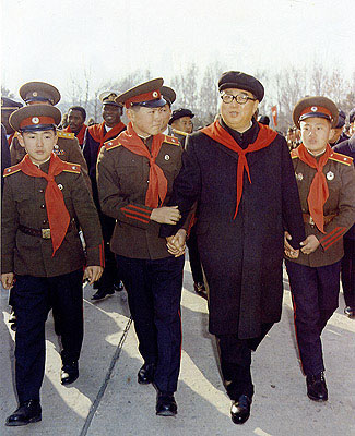 Революция.РУ : Товарищ Ким Ир Сен с курсантами Мангендэского революционного училища (дек_ 1974)