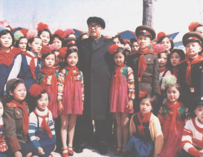 Революция.РУ : Президент Ким Ир Сен среди детей (апрель 1982 г_)