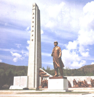 Революция.РУ : Памятник молодому КИМ ИР СЕНу, дающему клятву - освободить Родину от японских колонизаторов