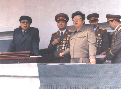 Революция.RU : Президент Ким Ир Сен и товарищ Ким Чен Ир во время инспекторкой проверки воинской части