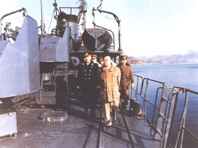 Ким Чен Ир на эсминце ВМФ КНДР
