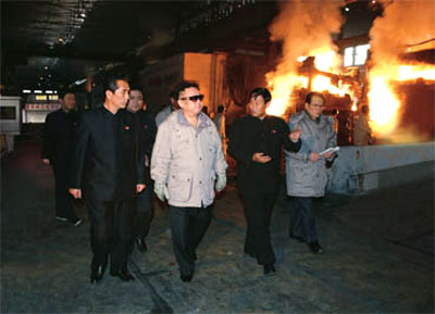 Ким Чен Ир в цеху сталелитейного комбината
