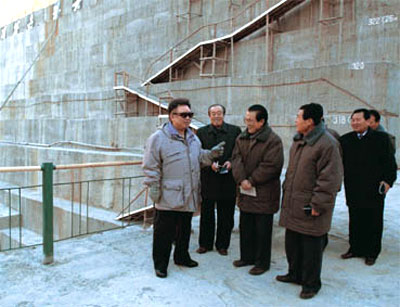 Ким Чен Ир на строительстве плотины новой Эл. Станции